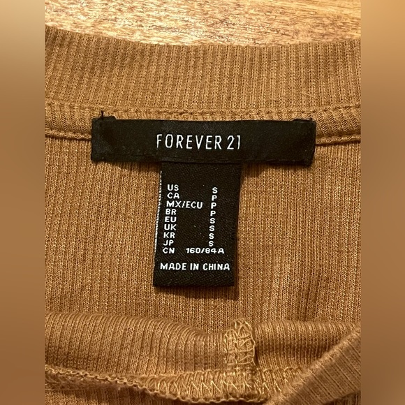 Cropped Long-Sleeve Cutout Shirt - Picture 4 of 4